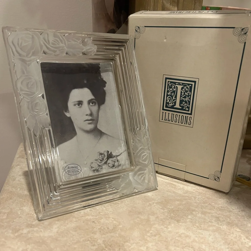 NEVER USED. VINTAGE Illusions Crystal Picture Frame. RARE & SOLID